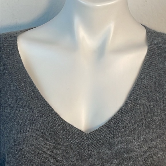 HALOGEN CASHMERE gray v-neck VEE Sweater - Picture 2 of 12